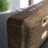 Move Wood Bluetooth højtaler i naturlig egetræ med Fiord tekstil fra Kvadrat og messingdetaljer.