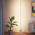 Hvid SACKit Expo 185 gulvlampe med slank aluminiumsprofil og marmorfod med opadrettet LED-lys.