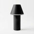 Sort trådløs bordlampe fra sackit med cylindrisk fod og konisk skærm i mat sort design til indendørs og udendørs brug