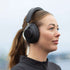 Kvinde iført sorte over ear høretelefoner fra sackit på en udendørs tur med behagelig pasform