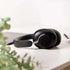 sackit Touch 310 sorte over ear høretelefoner med bløde ørepuder placeret på et lyst bord i et roligt interiør med grønne planter