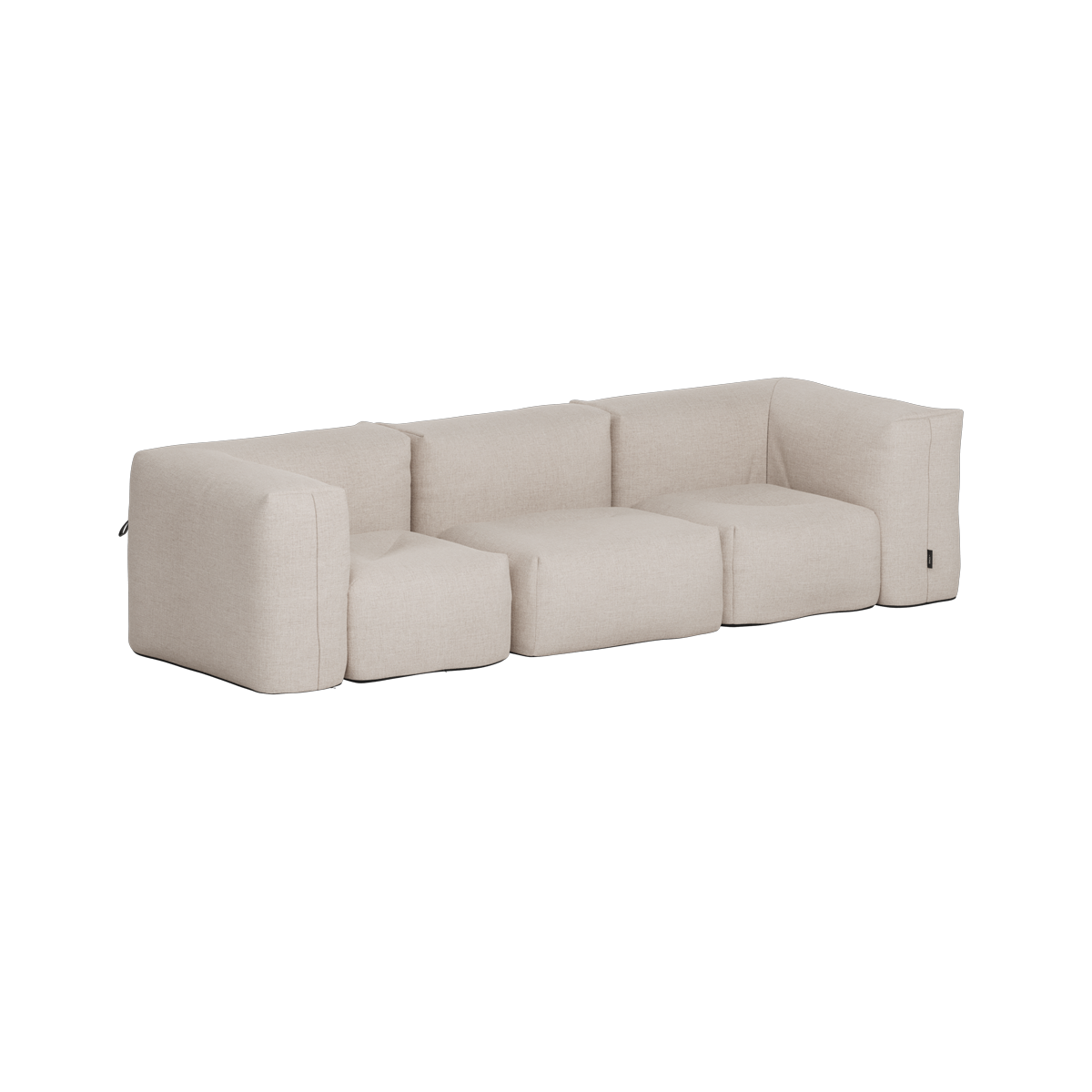 Blød beige udendørs sofa til tre personer fra sackit med brede armlæn og dybe siddepladser i et roligt nordisk design