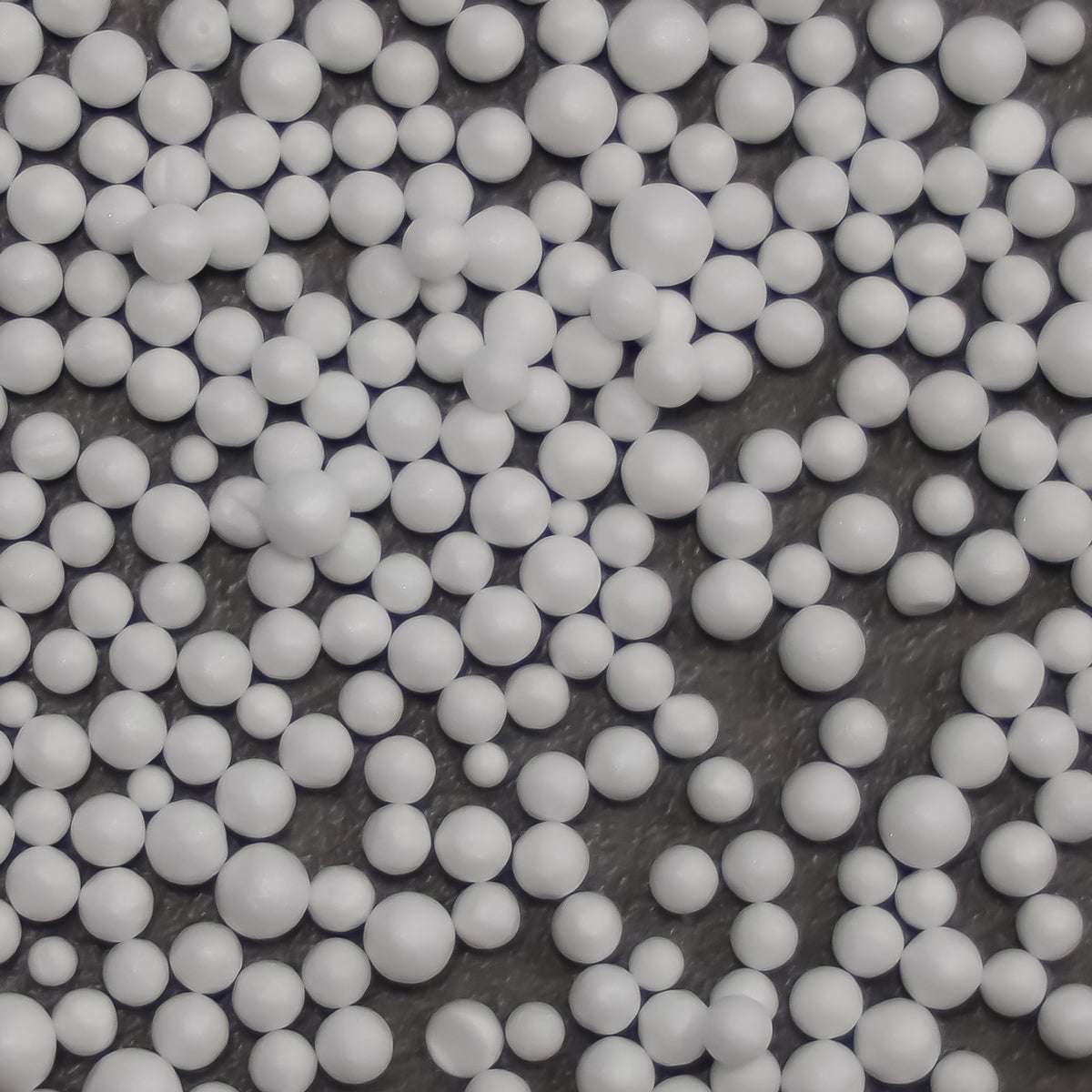 Hvid refill med 100 liter EPS kugler til sækkestol og puf i pose.