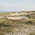 sackit Cobana hængekøje i beige tekstil med stativ placeret i klitterne ved havet og omgivet af marehalm
