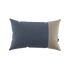 Tide Cushion in Sand/Indigo mit abnehmbarem Bezug aus wetterfestem Outdoor-Textil, 60x40 cm.
