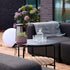 Udendørs Patio sofabord i pulverlakeret aluminium med teaktræshylde, rund Ø70 cm, dansk design.