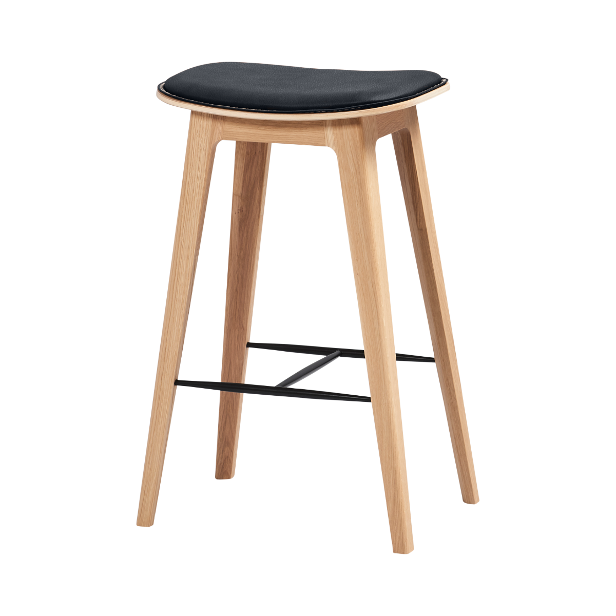 Nordic barstol i massivt egetræ med sort Terra læder og krydssyninger, højde 73 cm.