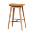 Nordic barstol i egetræ med 68 cm højde og Luna Sandstone læderpolstring.