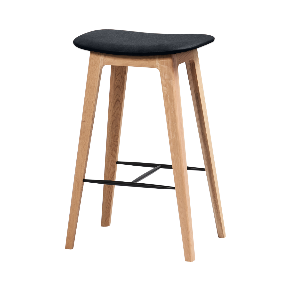 Nordic barstol i massivt egetræ med Terra Black læder og fodstøtte i sort pulverlakeret stål, 68 cm høj.