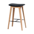 Nordic barstol i massivt egetræ med Terra Black læder og fodstøtte i sort pulverlakeret stål, 68 cm høj.