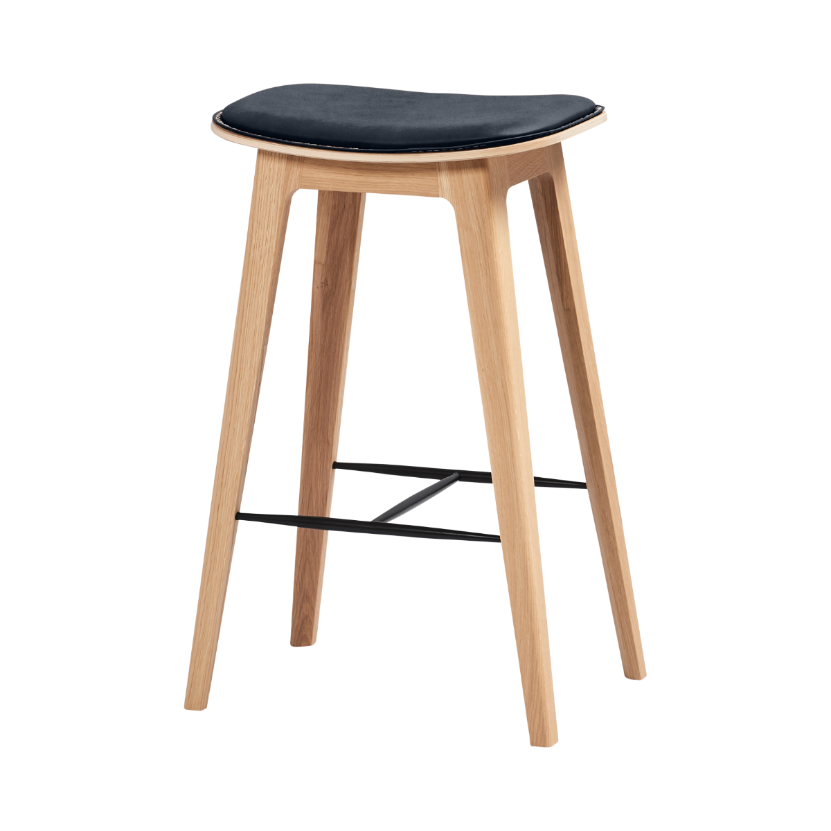 Nordic barstol i 68 cm højde med Luna Carbon læder og egetræssæde med syninger.