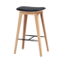 Nordic barstol i egetræ med Terra Black læder og syninger, højde 68 cm, minimalistisk design.