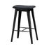 Nordic barstol i sortbejdset egetræ med Terra Black læder og krydssyninger, højde 73 cm.