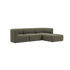 Olivengrøn trepersoners sofa med bløde afrundede former og chaiselong til stuen fra sackit. Skandinavisk design med god komfort og et roligt moderne udtryk