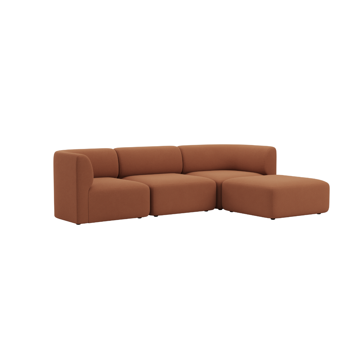 Brun trepersoners sofa med bløde afrundede former og bred chaiselong i moderne skandinavisk design til stuen fra sackit