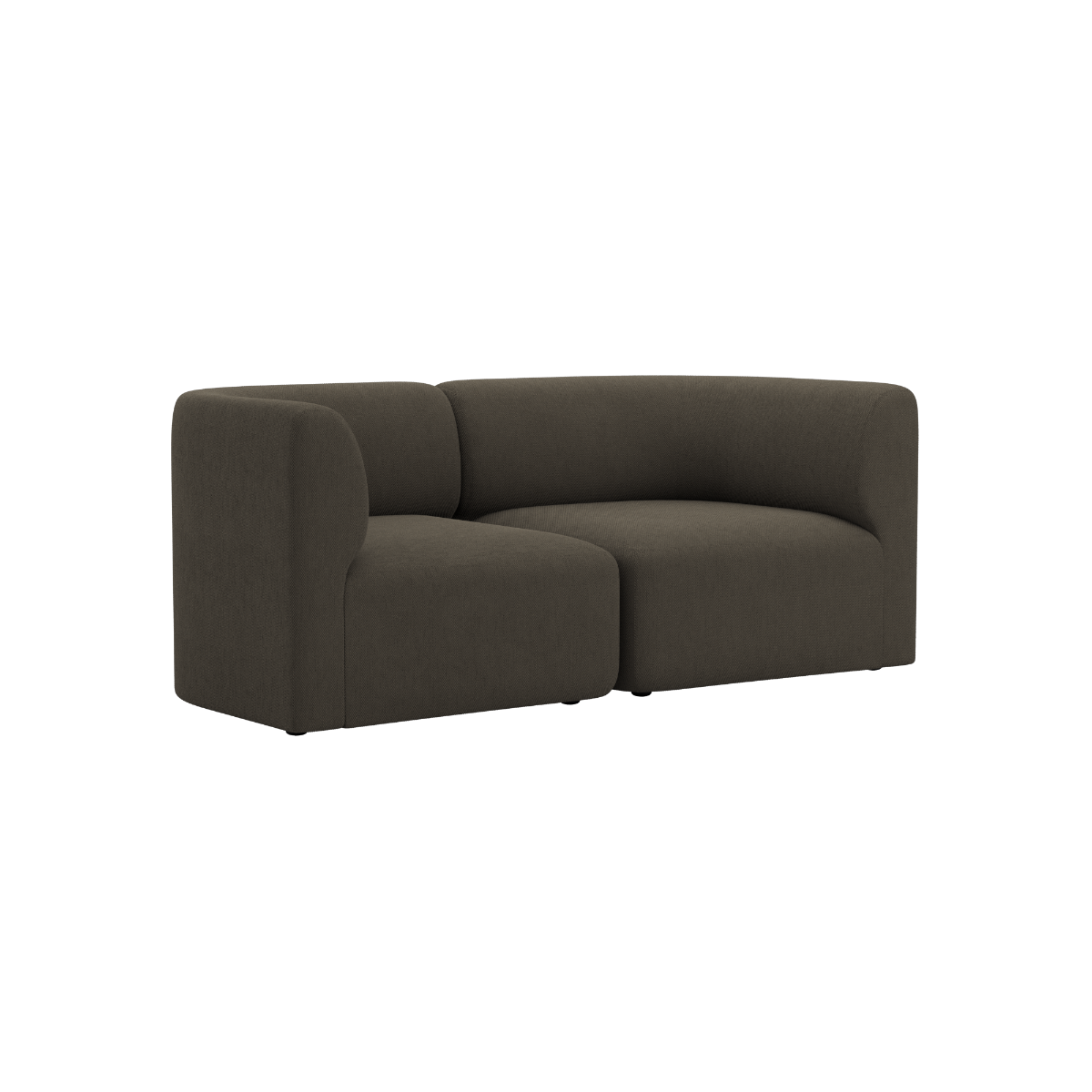 Mørkebrun to personers sofa fra sackit med bløde afrundede armlæn og dybe sæder i roligt skandinavisk design på sort baggrund