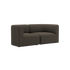 Mørkebrun to personers sofa fra sackit med bløde afrundede armlæn og dybe sæder i roligt skandinavisk design på sort baggrund