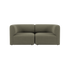 To personers Fjord sofa fra sackit i olivengrøn tekstil med bløde afrundede armlæn og et roligt skandinavisk formsprog vist på sort baggrund
