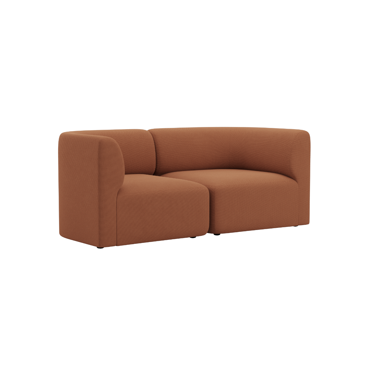 Brun Fjord sofa til to personer fra sackit med bløde afrundede armlæn og dybe sæder i et roligt skandinavisk design til stuen
