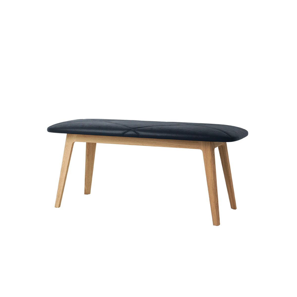Nordic Bench i massivt egetræ med sort Terra læderpolstring og glat finish.