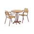 Kirra Café Table og 2 Kirra Patio Chairs i chestnut farve med pulverlakeret aluminium og teaktræ.