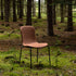 Chair no. One S1 spisebordsstol i Luna Sandstone med polstret sæde og stel i genanvendt pulverlakeret stål.
