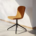 Chair no. One S1 spisebordsstol i Terra Black med sort swivel-fod og polstret sæde i læder.