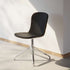 Chair no. One S1 spisebordsstol i Terra Black med poleret swivel-fod i aluminium.