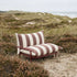 Mollis Lounge Chair i Renesse Chestnut med pulverlakeret aluminiumsramme og eco-certificeret tekstil til udendørs brug