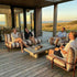 Mollis Lounge Chair i Renesse Chestnut med pulverlakeret aluminiumsramme og eco-certificeret tekstil i udendørsmiljø.
