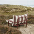Mollis Lounge Chair i Renesse Chestnut med pulverlakeret aluminiumsramme og eco-certificeret tekstil i udendørsmiljø.
