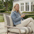 Mollis Lounge Chair i Renesse Taupe med pulverlakeret aluminiumsramme og eco-certificeret tekstil i udendørsmiljø.