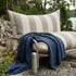 Mollis Lounge Chair i Renesse Taupe med pulverlakeret aluminiumsramme og eco-certificeret tekstil i udendørsmiljø.