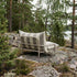 Mollis Lounge Chair i renesse taupe med pulverlakeret aluminiumsramme og eco-certificeret tekstil i udendørsmiljø