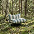 Mollis Lounge Chair i Renesse Olive med pulverlakeret aluminiumsramme og eco-certificeret tekstil i udendørsmiljø.