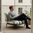 Mollis Lounge Chair udendørs sofa i Renesse Olive med aluminiumsramme og tekstilpolstring.