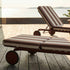 Udendørs Mollis Sunbed solseng i Renesse Chestnut med justerbart ryglæn og aluminiumsramme.