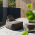 Cobana Lounge Chair og Pouf i gråt slidstærkt og vandafvisende stof, med ryglæn og rund puf.