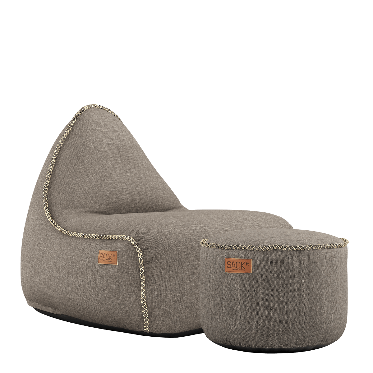Cobana Lounge Chair og Pouf i taupe farve med blødt, slidstærkt stof og rund puf.