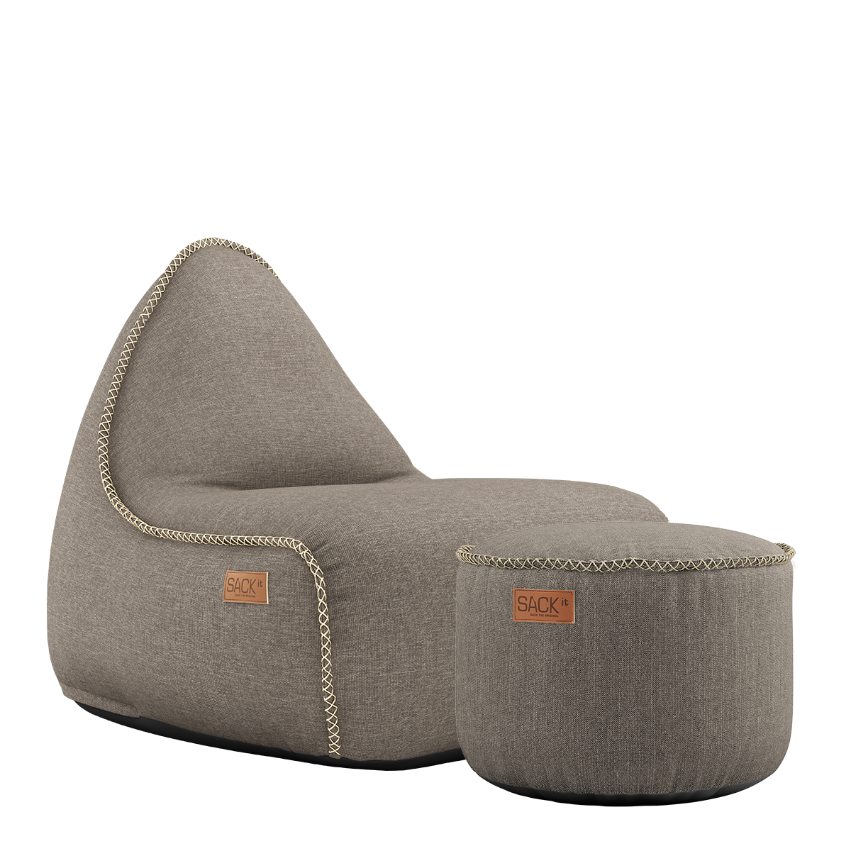 Cobana Lounge Chair og Pouf i taupe farve med blødt, slidstærkt stof og rund puf.
