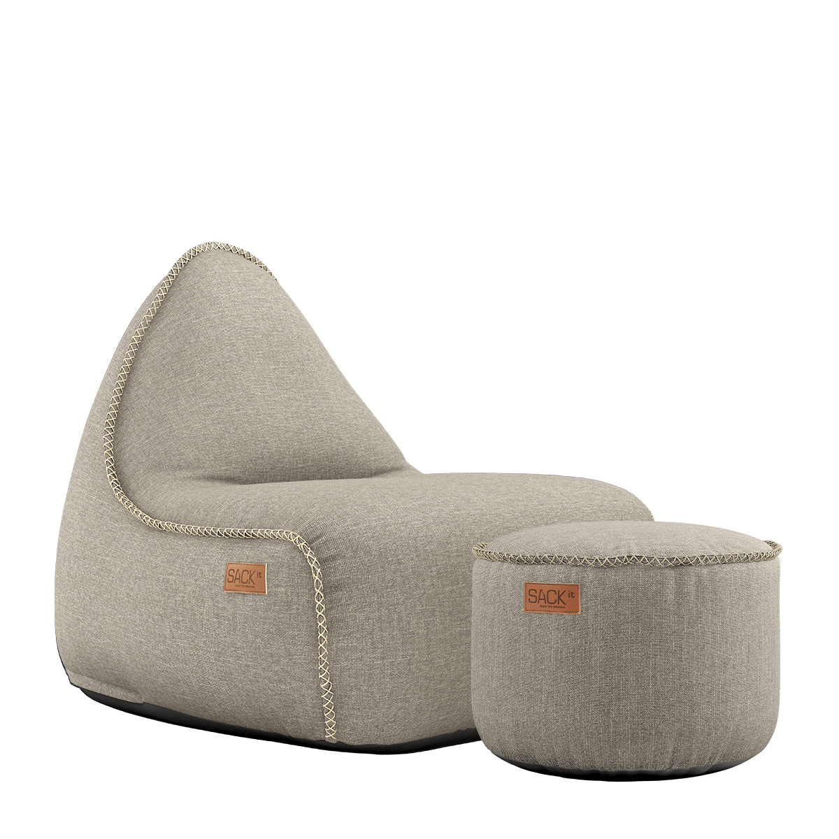 Cobana Lounge Chair og Pouf i lys sandfarve med blødt, formstabilt design og håndsyede sting.