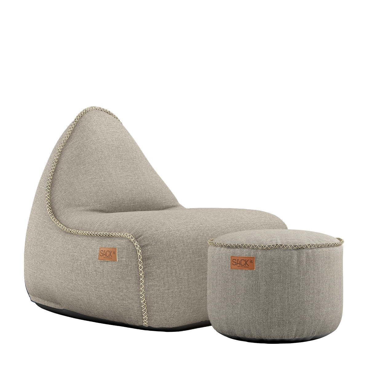 Cobana Lounge Chair og Pouf i Kirra Sand farve, sækkestol med ryglæn og rund puf i slidstærkt stof.