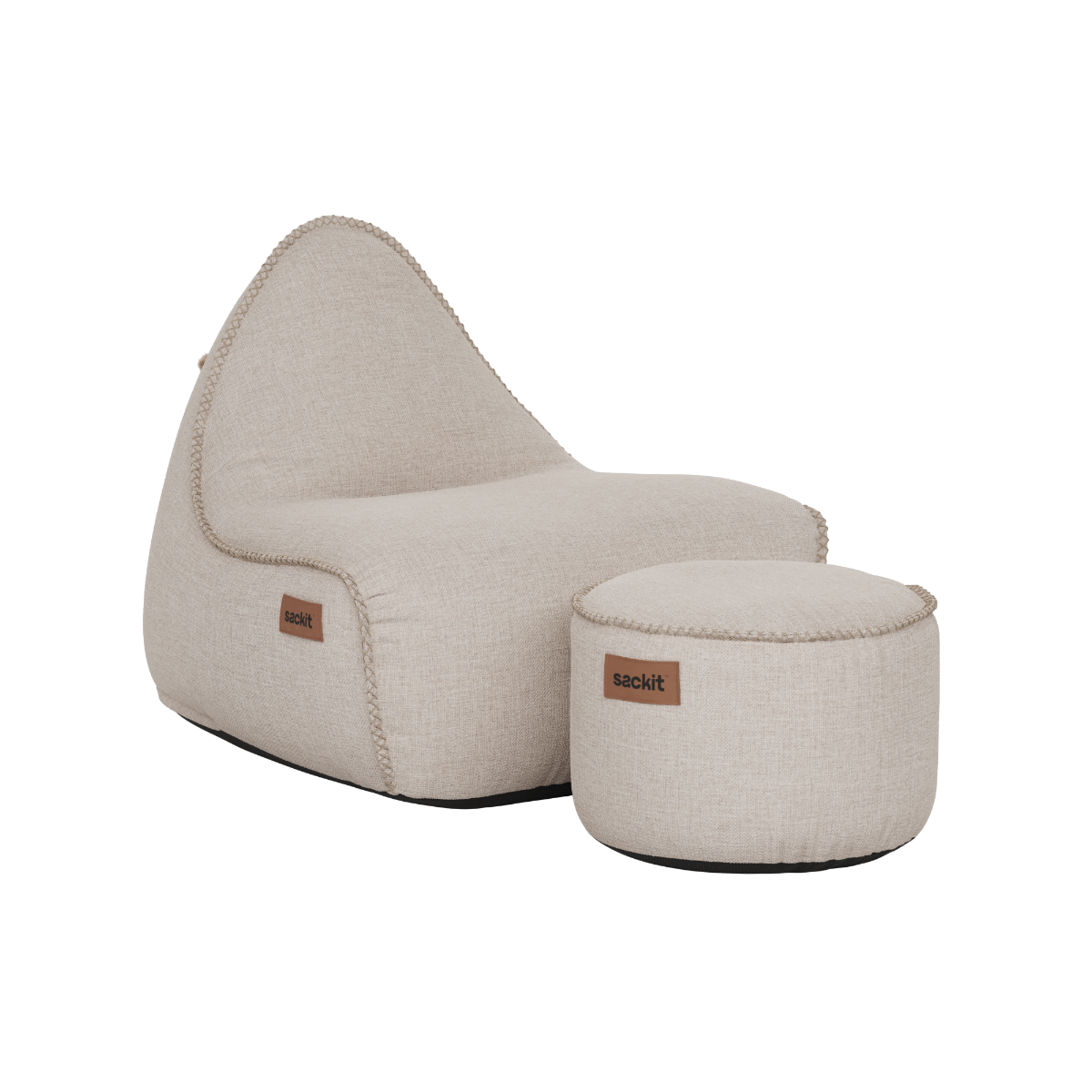 Cobana Lounge Chair og Pouf i Kirra Sand farve, sækkestol med ryglæn og rund puf i slidstærkt stof.