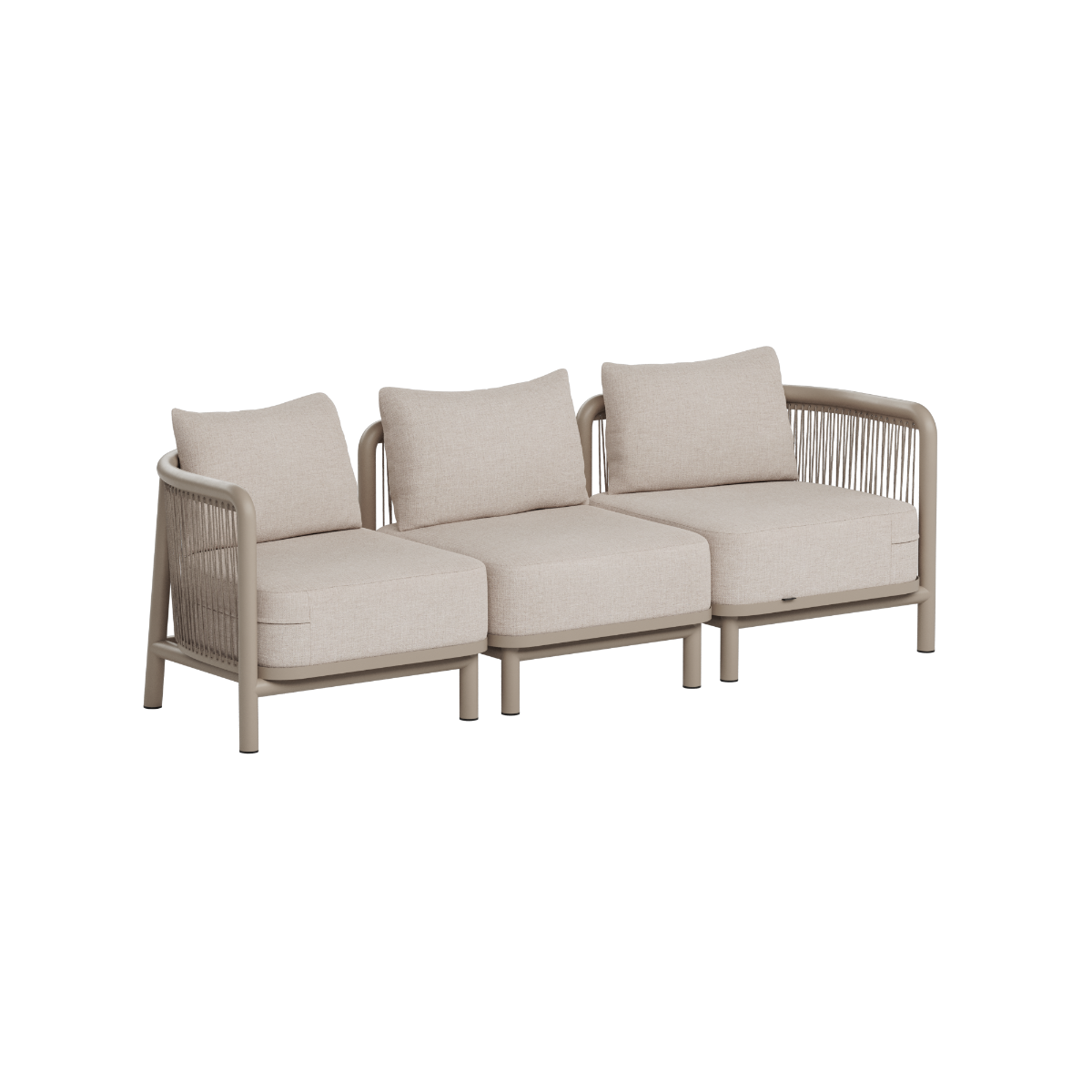 Trepersoners udendørs loungesofa fra sackit i beige tekstil med bløde hynder og flettede armlæn til moderne og klassiske uderumાયત