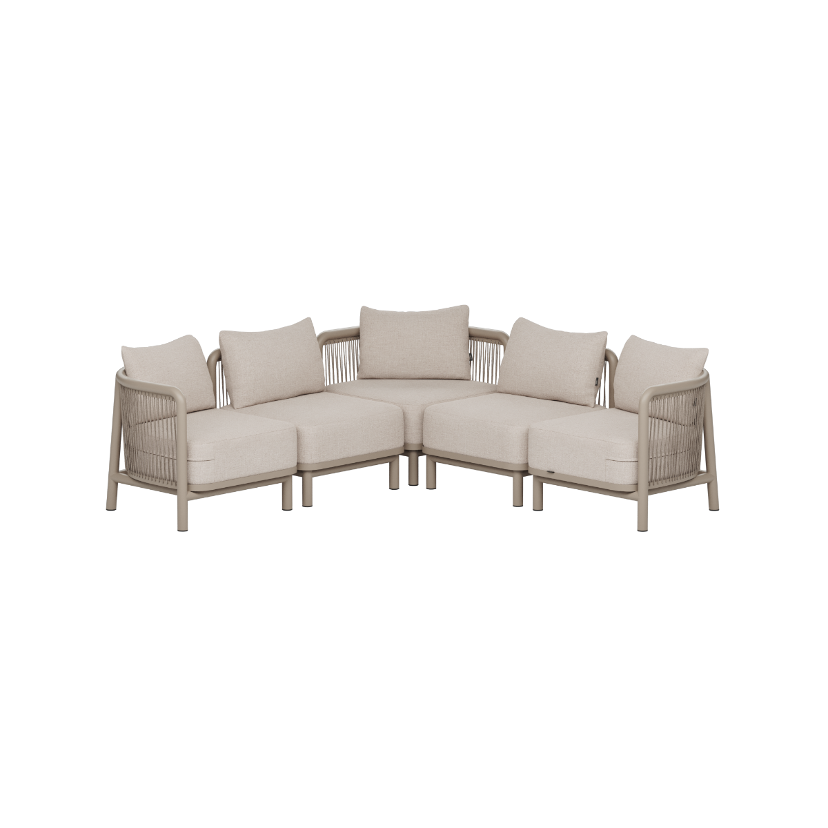 Beige modulær hjørnesofa til udendørs brug med bløde hynder og flettede armlæn fra sackit i dansk design til moderne og klassiske uderum