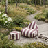 SACKit Chair Outdoor sækkestol i rund form og Renesse Chestnut farve med sort bund i outdoor miljø.