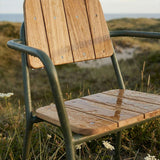 Kirra Patio Chair i olivengrøn pulverlakeret aluminium med ubehandlet teaktræ, udendørs havestol.