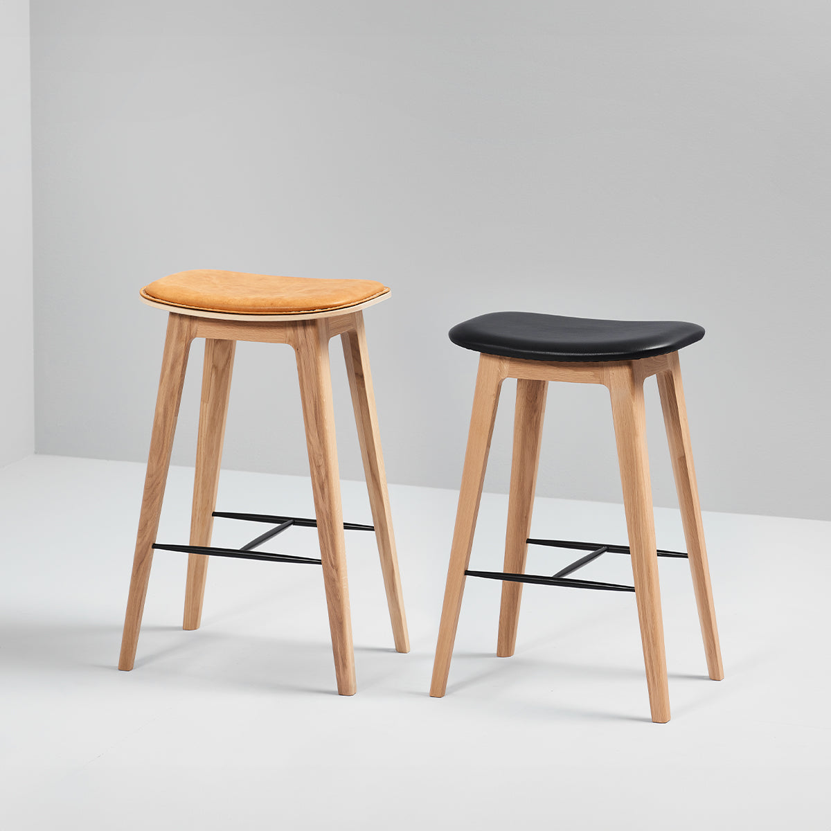 Nordic Bar Stool - Black Stained Oak - Barstol i læder og sortbejdset egetræ