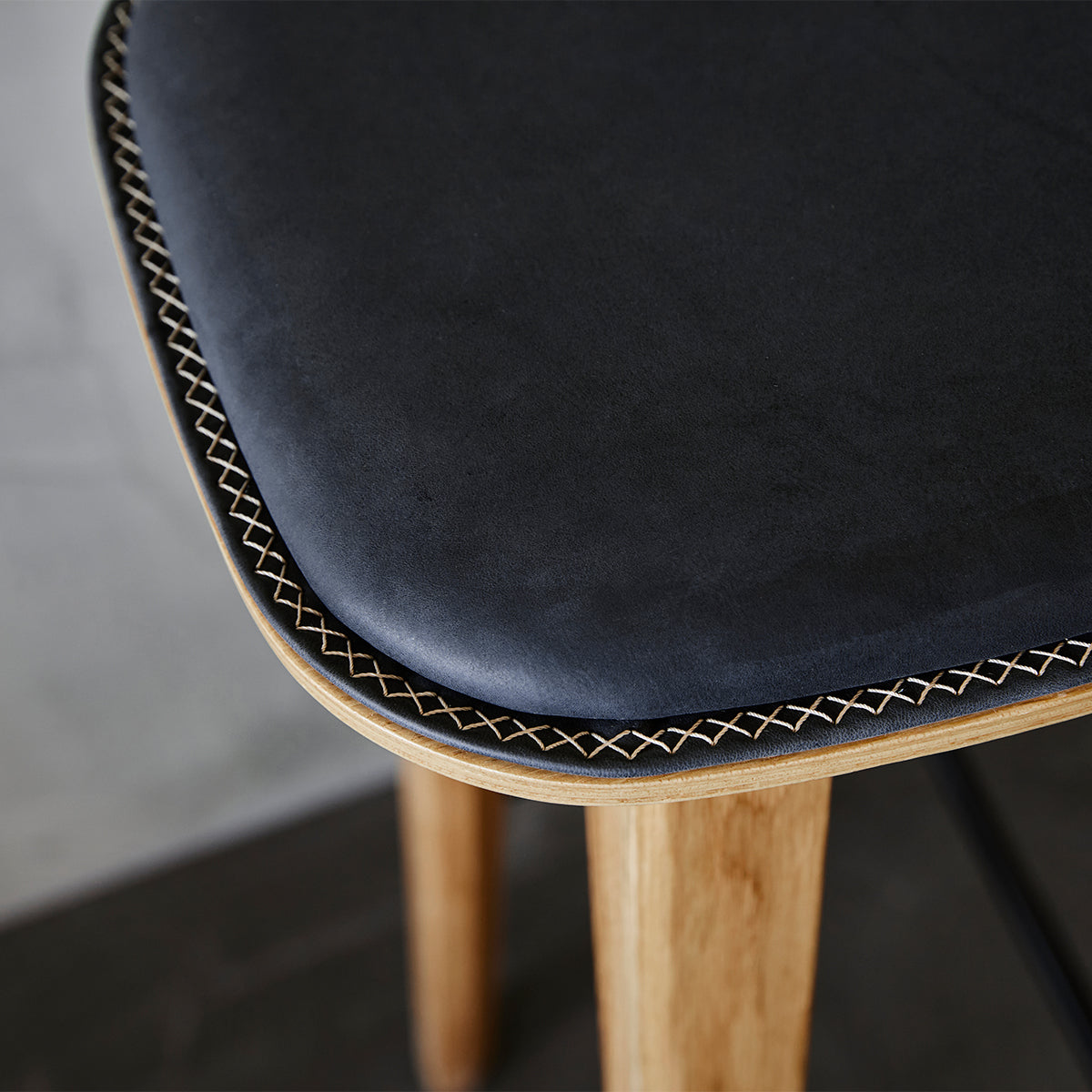 Nordic Bar Stool - Black Stained Oak - Barstol i læder og sortbejdset egetræ