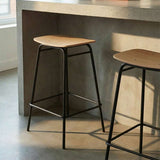 Frame Bar Stool barstol med sæde i egefinér og stel i sort pulverlakeret stål i industrielt design.